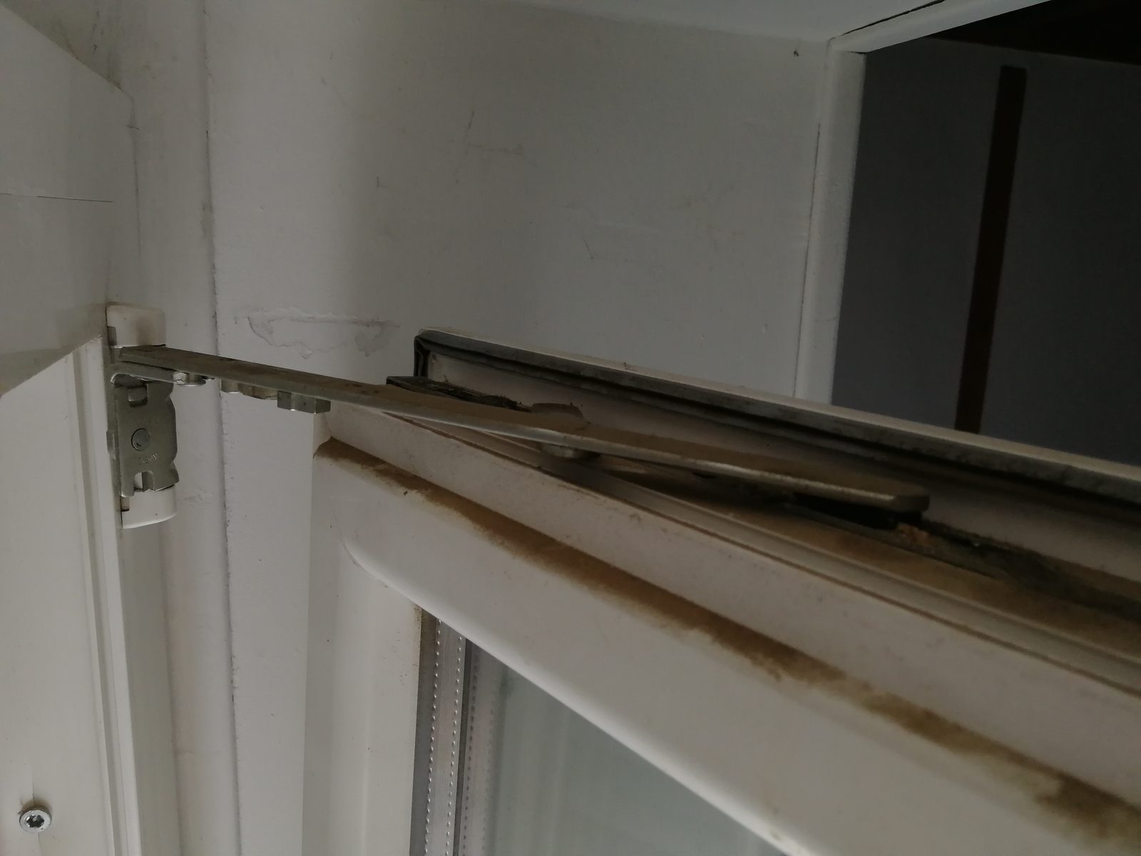 PVC kozijnprofiel reparatie met warmte en gereedschap