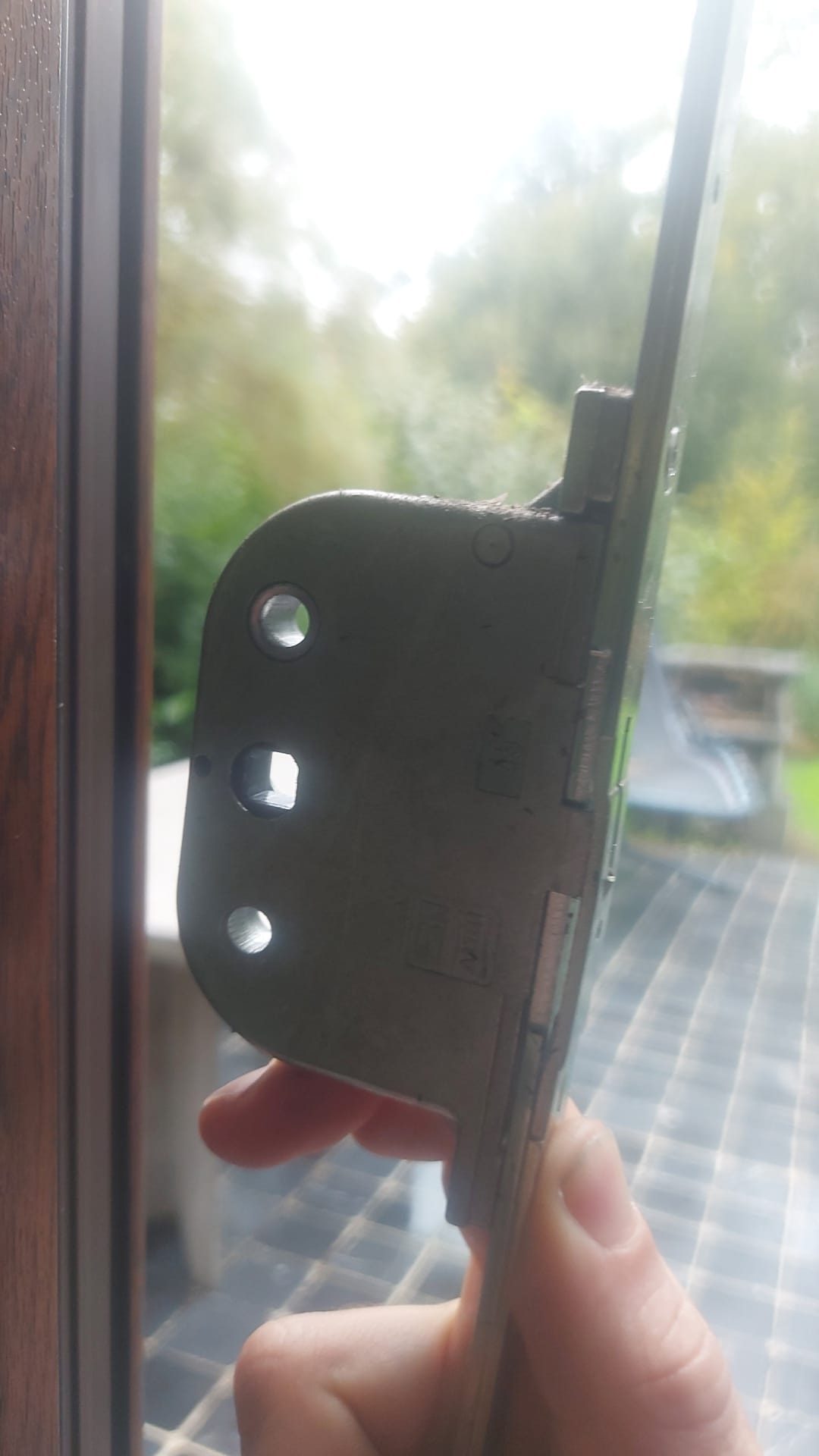 Nieuwe raamrubbers worden geplaatst in PVC kozijn